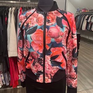 Lululemon sweatshirt with a zipper and a mesh detail in the back. Size 6